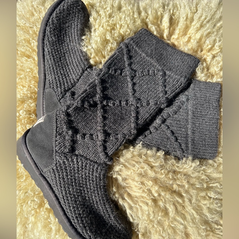 UGG Australia cable knit sweater boots. Size 9